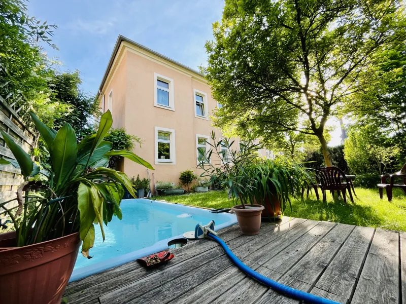 Blick vom Garten - Wohnung kaufen in Radebeul - Eigene Etage im Zweifamilienhaus mit Garage, Carport und Gartenanteil mit Pool in Radebeul