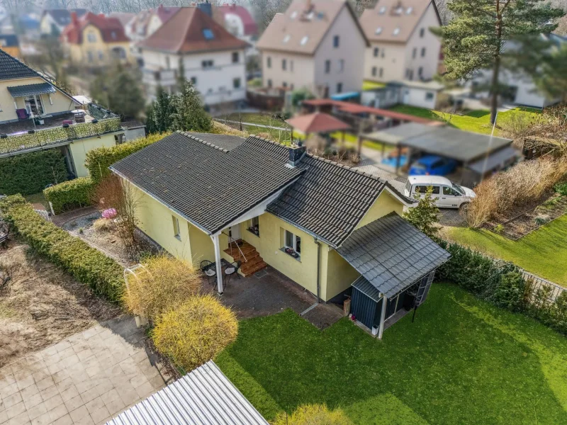 Hausansicht - Luftaufnahme 1 - Haus kaufen in Birkenwerder - Modernisierter Bungalow auf hinterem Teil eines großen Grundstücks in Birkenwerder