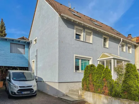 Titelbild - Haus kaufen in Butzbach - Fachwerkhaus mit viel Potenzial und Ausbaureserven in Butzbach
