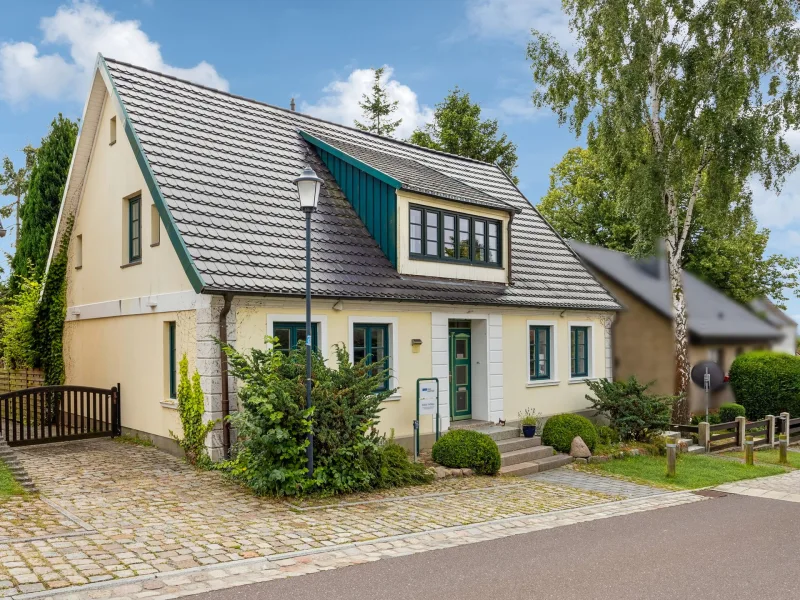 Hausansicht  - Haus kaufen in Bergen auf Rügen - Großzügiges Einfamilienhaus mit Einliegerwohnung im Zentrum von Bergen auf Rügen