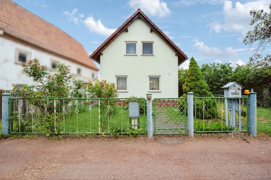 Titelbild - Haus kaufen in Dresden - Sofort beziehbares gemütliches Einfamilienhaus in Dresden-Zschieren