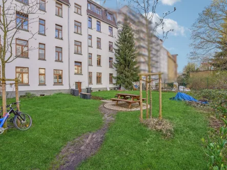 Rückansicht und Garten - Wohnung kaufen in Kassel - Denkmalschutz: Charmante, renovierte 3-Zimmer-Wohnung in Kassel