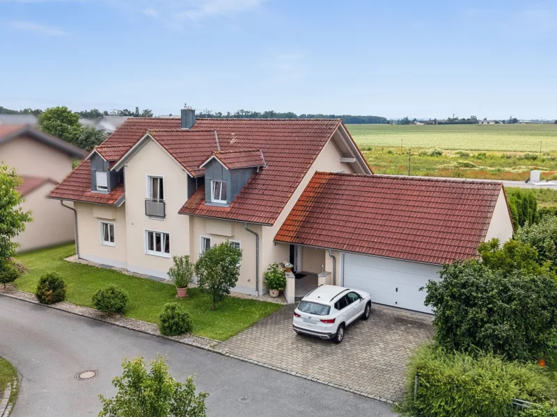 Titelbild - Haus kaufen in Otzing - Sehr attraktives, großes Einfamilienhaus in ruhiger Ortsrandlage Nähe Plattling, Erbpachtgrundstück