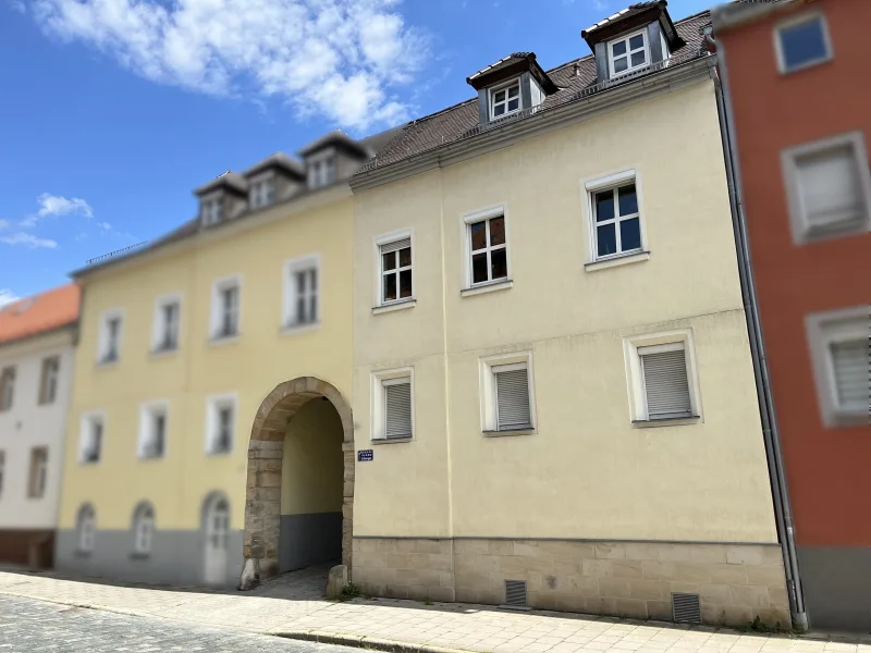 Straßenansicht - Haus kaufen in Bayreuth - Ensemblegeschützes Reihenhaus mit kleinem Grundstück im historischen St. Georgen in Bayreuth