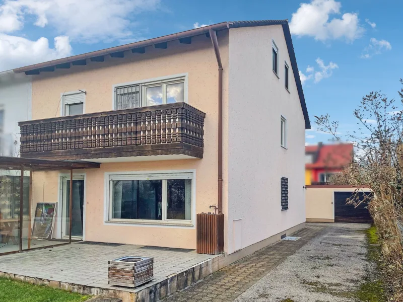 Titelbild - Haus kaufen in Germering - Modernisierungsbed. Doppelhaushälfte mit DG-Ausbaumöglichkeit auf gr. Südostgrundstück in Germering