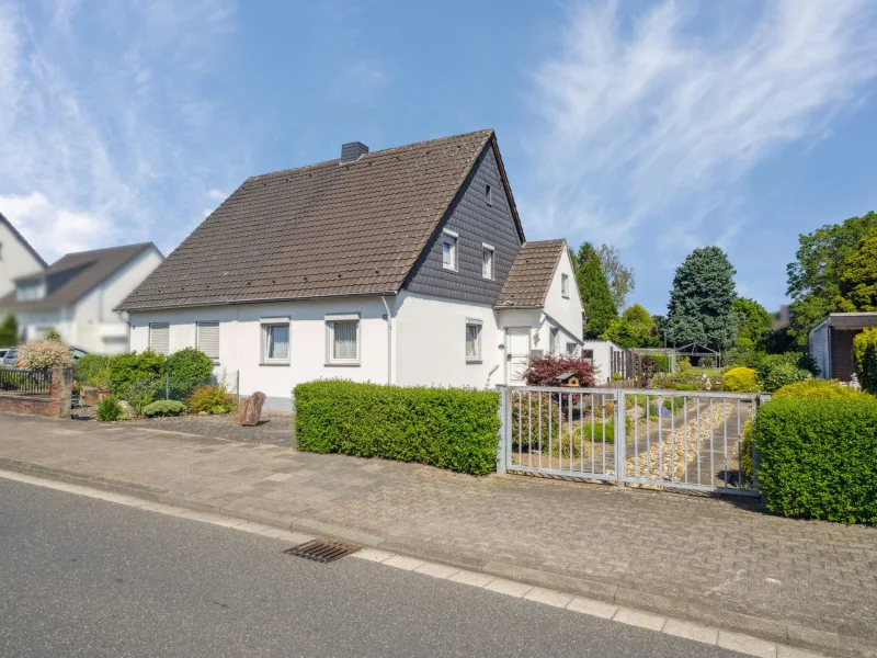 Hausansicht - Haus kaufen in Neuss - Exklusives Angebot - Charmante Doppelhaushälfte in Neuss-Reuschenberg mit großem Grundstück