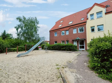 Hausansicht - Wohnung kaufen in Fürstenwalde - Bezugsfrei - Sanierte 4-Zimmer-Maisonettewohnung mit Stellplatz zur Eigennutzung in Fürstenwalde