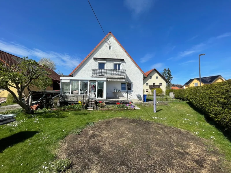 Ansicht - Haus kaufen in Germering - Renovierungsbedürftiges Ein- bzw. Zweifamilienhaus in Germering