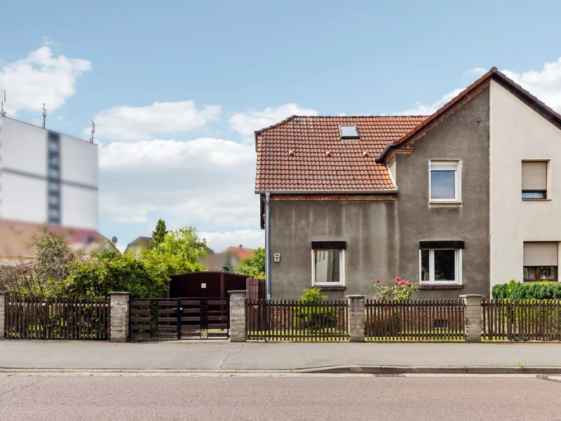 Headphoto - Haus kaufen in Bitterfeld-Wolfen - Ihr neues Zuhause, Doppelhaushälfte mit Garten und Garage in Wolfen