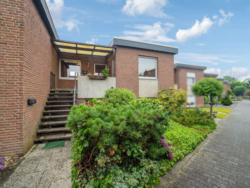Hausansicht - Haus kaufen in Neuss - Sofort bezugsfrei: Reihenhaus mit Garage in Neuss-Weckhoven