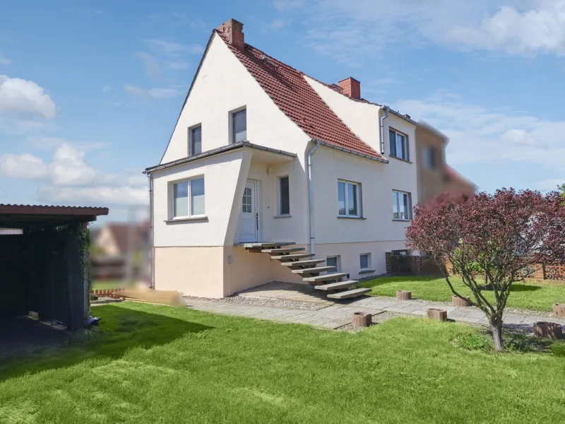 Titelbild - Haus kaufen in Wolgast - Doppelhaushälfte auf ca. 750 m² großem Grundstück in Wolgast in Hanglage mit schönem Ausblick