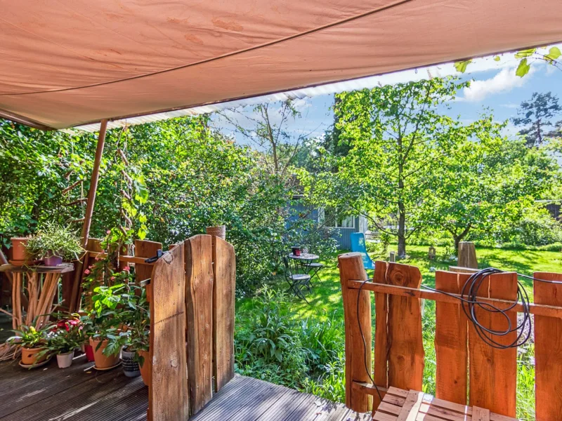 Terrasse - Blick in den Garten