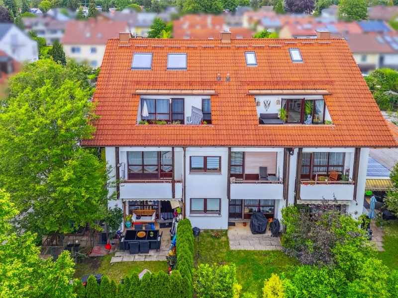 Hausansicht mit Terrasse - Wohnung kaufen in München - Trudering: Wunderschöne 4-Zimmer-Gartenwohnung mit Terrasse zur Eigennutzung