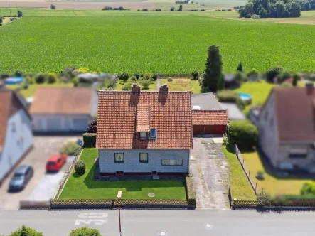 Titelbild - Haus kaufen in Elze - Sanierung oder Neubau: Hier könnte Ihre neue Immobilie am Feldrand in Elze-Wülfingen stehen