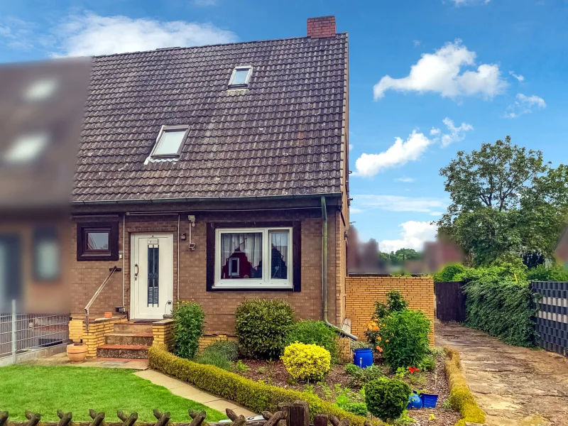 Hausansicht - Haus kaufen in Lübeck - Modernisierungsbedürftige Doppelhaushälfte in Brandenbaum von Lübeck auf Erbbaugrundstück