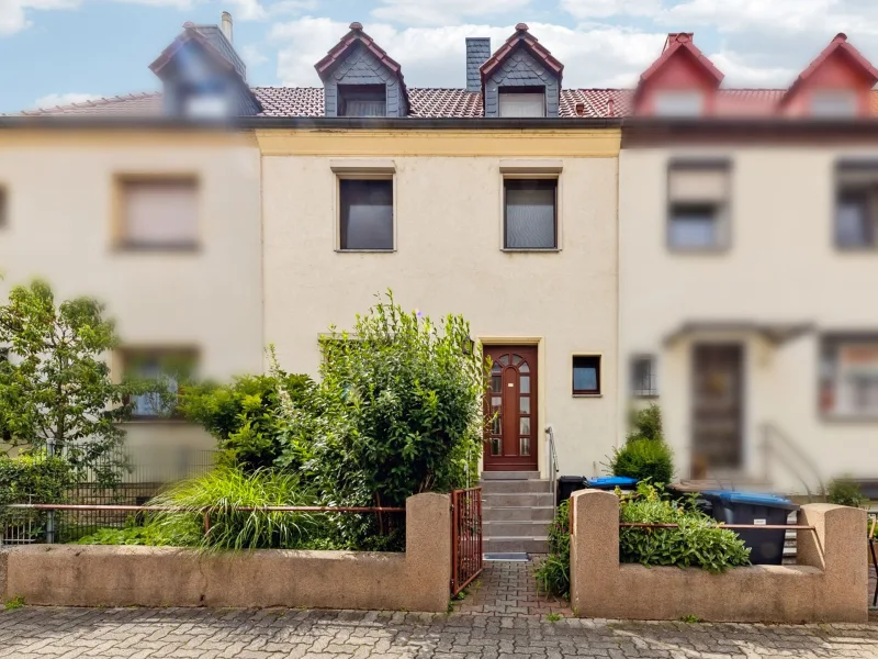 Hausansicht - Haus kaufen in Halle - Schönes Reihenmittelhaus für Kapitalanleger in Toplage von Halle