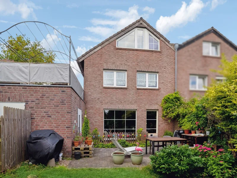 Rückansicht mit Terrasse - Haus kaufen in Duisburg - Erbpacht: Zweifamilienhaus im grünen Duisburger Stadtteil Bergheim