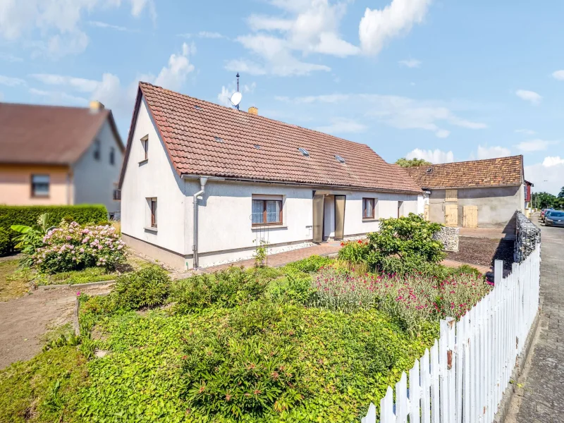 Hausansicht - Haus kaufen in Schmerkendorf - Ihr Traumhaus in Schmerkendorf mit viel Potenzial und Platz wartet auf Sie 