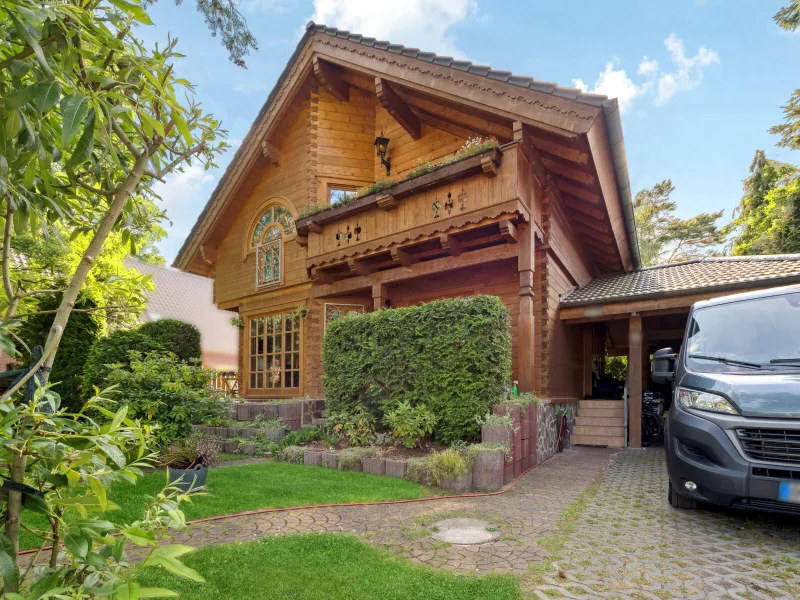 Vorderansicht - Haus kaufen in Hohen Neuendorf - Hohen-Neuendorf: Luxuriöse Alpenlandvilla im Norden von Berlin (Niedrigenergiehaus)