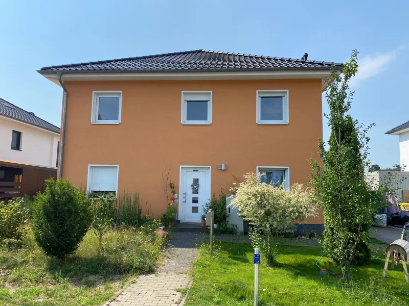 Titelbild - Haus kaufen in Hoppegarten - Top gepflegtes, sehr geräumiges Zweifamilienhaus, zwei Gärten, Balkon in Hoppegarten bei  Berlin