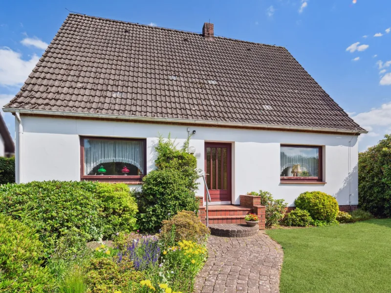 Hausansicht - Haus kaufen in Quickborn - Gemütliches Einfamilienhaus mit malerischem Garten in Quickborn/Heide sucht liebevolle Familie