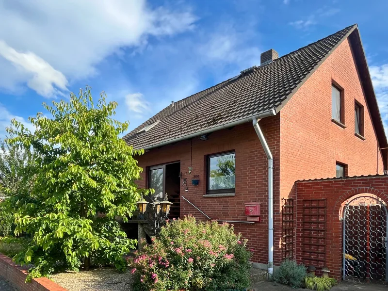 Titelbild - Haus kaufen in Peine - Einfamilienhaus mit ca. 135 m² Wohnfläche in Peine - Nahe der Fuhse