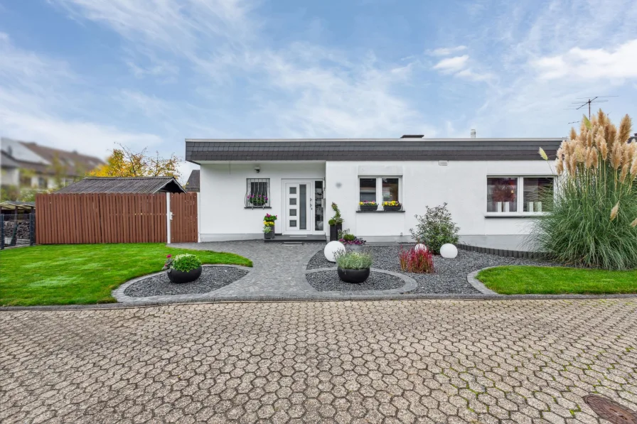 Objektansicht - Haus kaufen in Niederkassel - Charmanter und modernisierter Winkelbungalow in ruhiger Sackgassenlage von Niederkassel-Rheidt