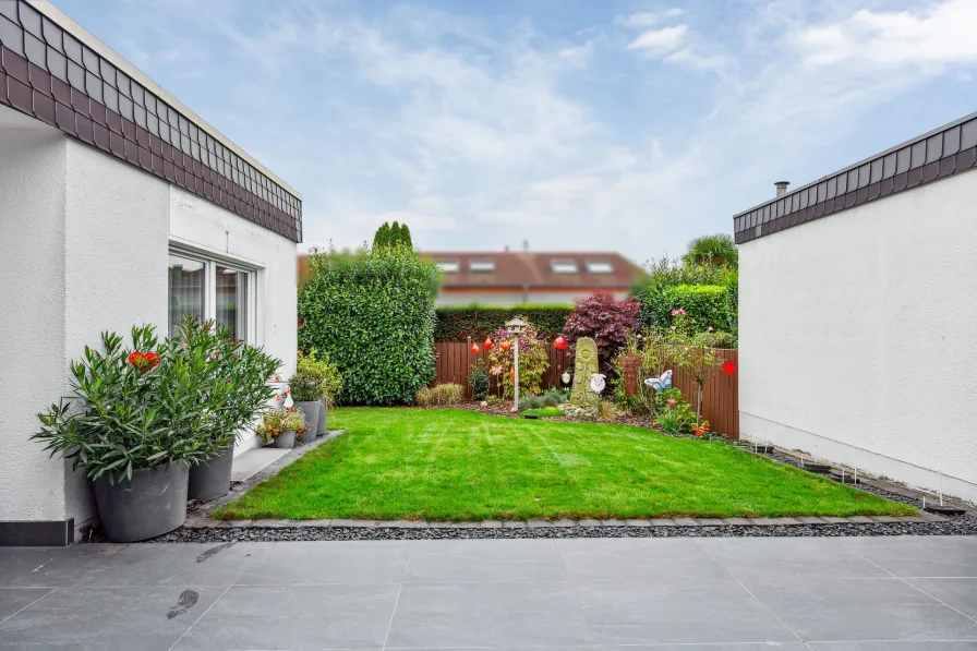 Terrasse mit Blick zum Garten