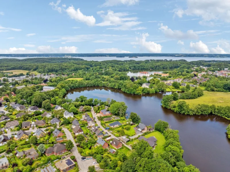 Blick zum Schloss - Haus kaufen in Glücksburg - Modernisiertes Einfamilienhaus mit herrlichem Garten zum Mühlenteich und Baulücke in begehrter Lage