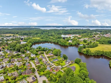 Blick zum Schloss - Haus kaufen in Glücksburg - Modernisiertes Einfamilienhaus mit herrlichem Garten zum Mühlenteich und Baulücke in begehrter Lage