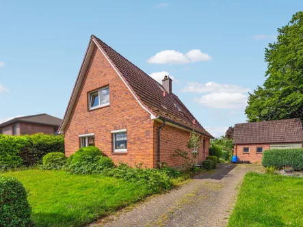 Hausansicht - Zufahrt - Haus kaufen in Schwentinental - Einfamilienhaus mit schönem Garten in ruhiger Lage von Schwentinental