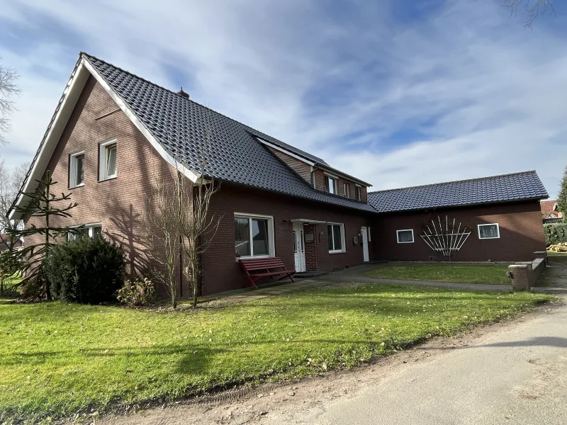 Titelbild - Haus kaufen in Bippen - Modernisiertes Zweifamilienhaus mit vielseitiger Nutzbarkeit in ruhiger Lage von Bippen