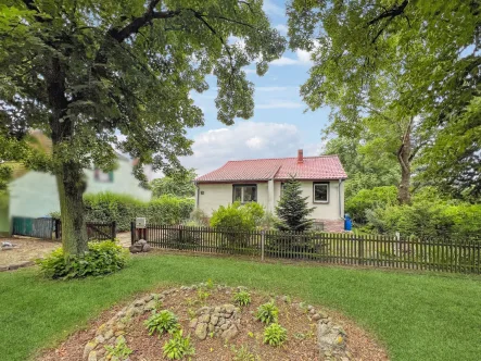 Hausansicht - Haus kaufen in Pessin - Bezugsfreier Bungalow mit großem Grundstück im Dorfkern von Pessin