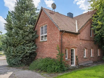 Titel - Haus kaufen in Niedernwöhren - Mehrfamilienhaus mit Gewerbeeinheit - Vermietet und freie Einheiten in Niedernwöhren 