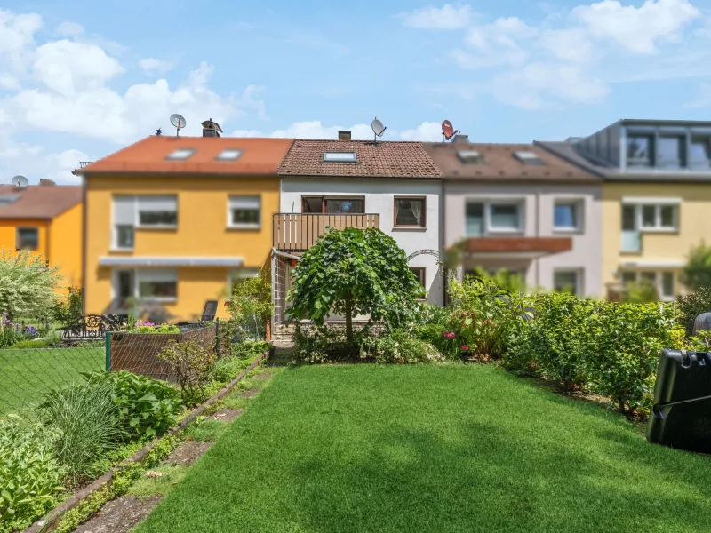 Rückansicht - Haus kaufen in Fürth - Schönes Reihenmittelhaus in guter Lage von Fürth-Burgfarrnbach zu verkaufen 