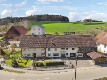 Objektansicht - Haus kaufen in Boos - Allgäu: Großes Wohnhaus für zwei Familien mit zusätzlichem Baugrundstück