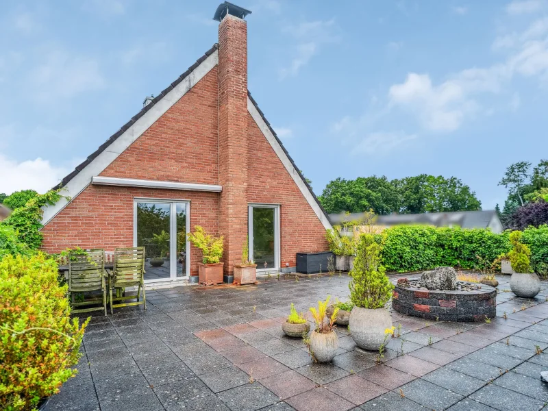 große Terrasse - Haus kaufen in Lingen - Flexibles 1- bis 2-Familienhaus: Weitläufiges Grundstück und exklusive Dachterrasse in Lingen