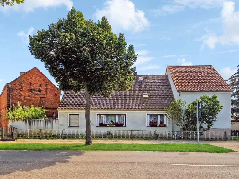 Hausansicht - Zinshaus/Renditeobjekt kaufen in Gommern -  Gepflegtes Mehrfamilienhaus mit solidem Nebengelass in Dannigkow-Gommern