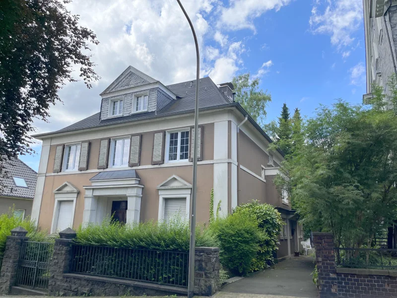 Titelbild - Haus kaufen in Remscheid - Charmante Villa mit Potenzial für Mehrgenerationenwohnen in Remscheid-Innen