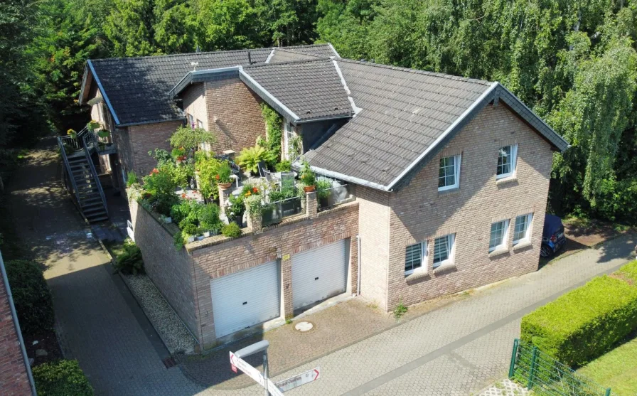 Hausansicht - Haus kaufen in Hürth - Modernes idyllisches Zweifamilienhaus in Hürth-Gleuel