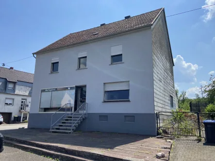 Frontansicht - Haus kaufen in Heusweiler - Mehrfamilienhaus mit Ladengeschäft in Heusweiler-Wahlschied - sofort bezugsfrei!