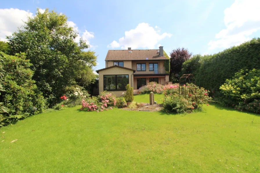 Titelbild - Haus kaufen in Hannover - Bothfeld: Einfamilienhaus mit beeindruckendem großem Garten in familienfreundlicher Lage