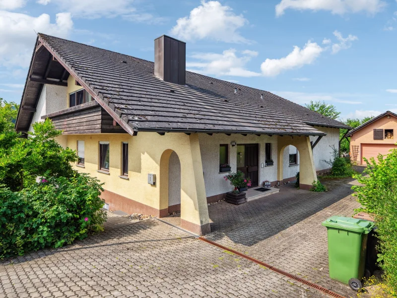 Titelbild - Haus kaufen in Baunach - Großzügiges Einfamilienhaus mit ELW und PV Anlage in Priegendorf 