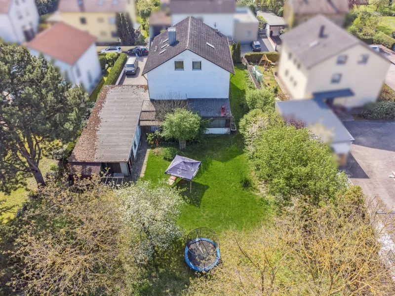 Blick auf Haus und Garten