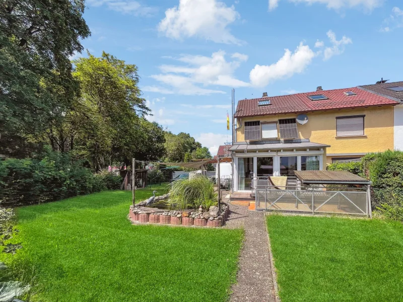 Titelbild - Haus kaufen in Nürtingen - Charmantes Reihenendhaus in Nürtingen mit Wintergarten und Sauna