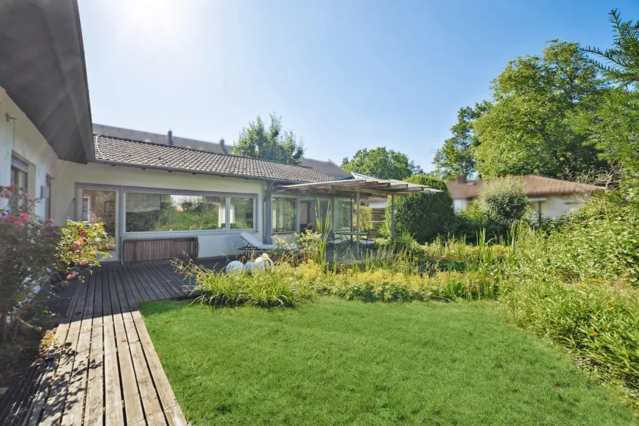 Gartenansicht - Haus kaufen in Erlangen - Charmanter Bungalow mit sonnigem Grundstück in toller Lage von Alterlangen