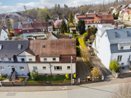 Titelbild - Haus kaufen in Zirndorf - Freies Reiheneckhaus mit viel Entwicklungspotenzial in Zirndorf