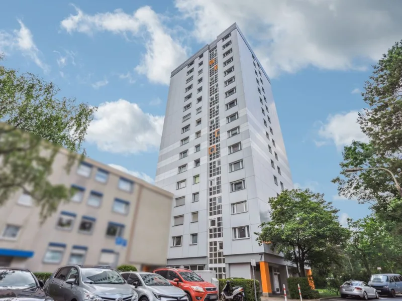 Außenansicht - Wohnung kaufen in Nürnberg - Modernisierungsbedürftige, freie 3-Zimmer-Wohnung mit Balkon u. Stellplatz in Nürnberg-Langwasser