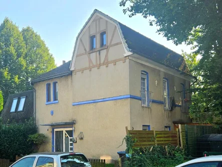 Hausansicht 2 - Haus kaufen in Bochum - Charmantes großzügiges Zweifamilienhaus, auch als Mehrgenerationshaus geeignet in Bochum-Weitmar 