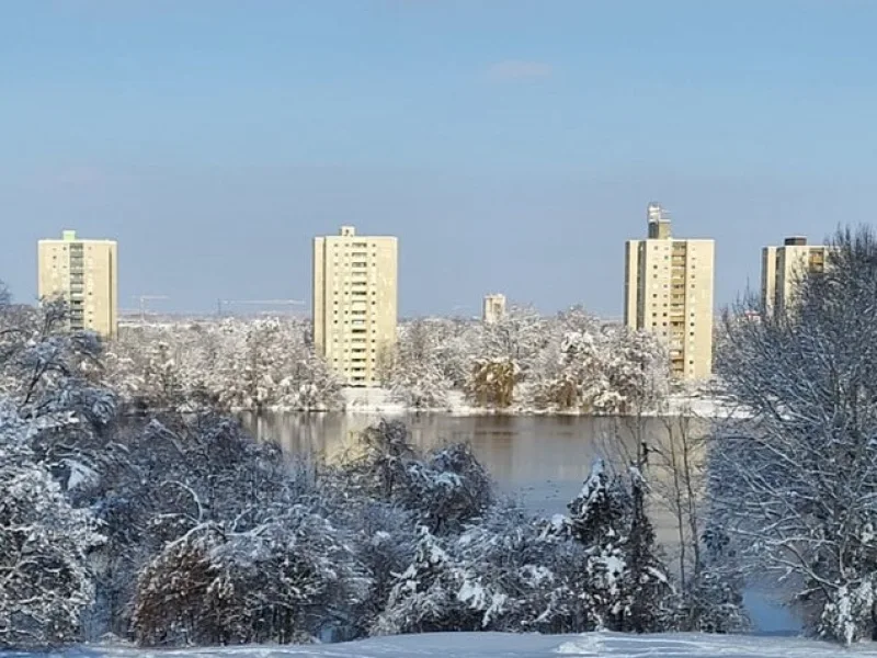 Titelbild - Wohnung kaufen in München - Wohnen direkt am See - 3-Zimmer-Eigentumswohnung in der Lerchenau, München-Feldmoching